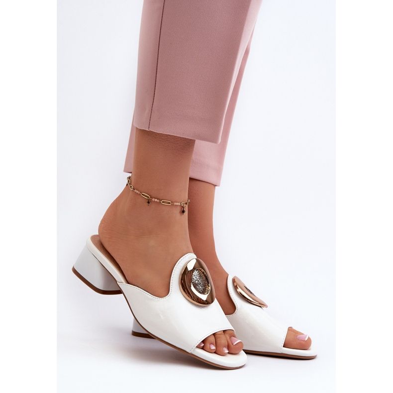 Eleganckie Lakierowane Klapki Damskie Na Niskim Obcasie Ze Złotą Ozdobą Białe Uzimila 2