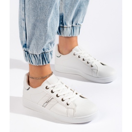 Białe buty sportowe wiązane 2