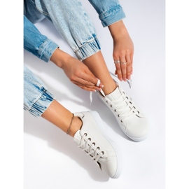 Białe buty sportowe wiązane 1