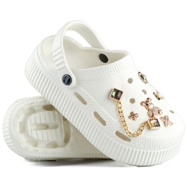 Białe klapki  na grubej podeszwie z ozdobami 1