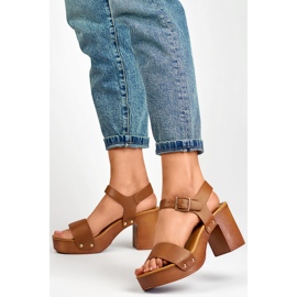 Brązowe sandały na drewnianym obcasie platformie 2