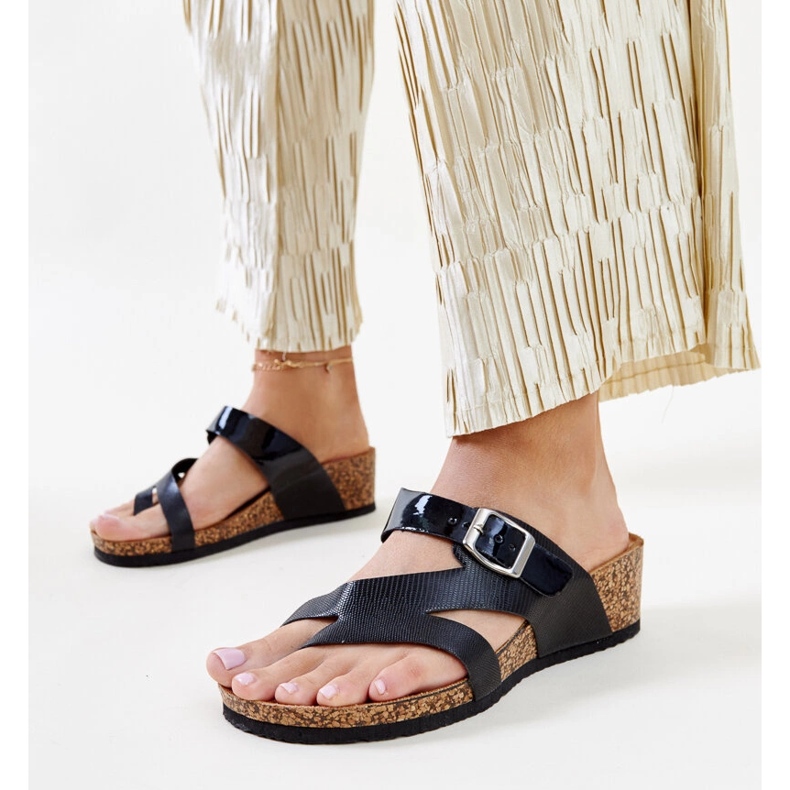 Czarne metaliczne klapki na koturnie Donata 1