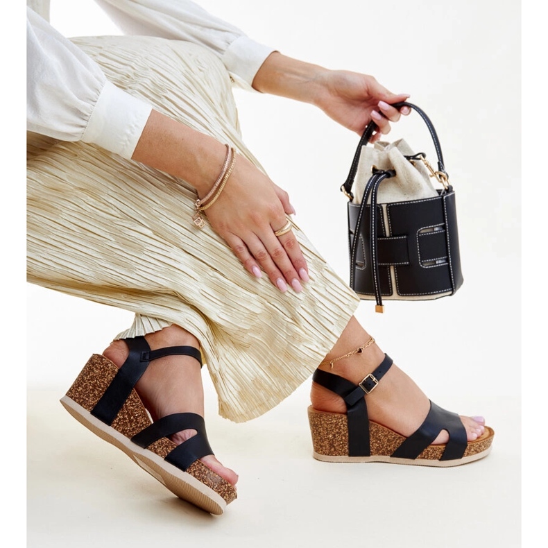 Czarne sandałki na korkowej koturnie Gabera 1