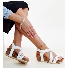 Białe sandałki na korkowej koturnie Salmana 1