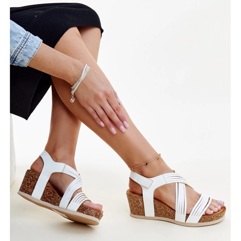 Białe sandałki na korkowej koturnie Salmana 1