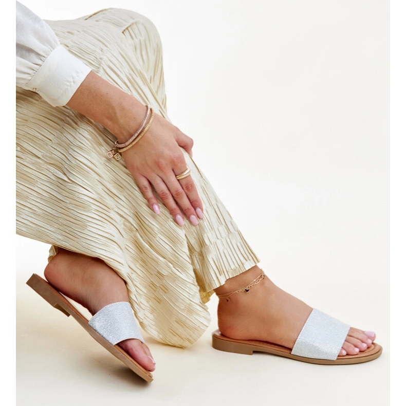 Srebrne błyszczące klapki Anilsa srebrny 1