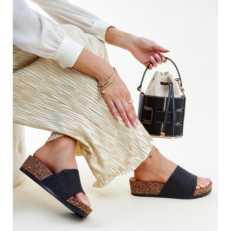 Czarne klapki na korkowej koturnie Naifene 1