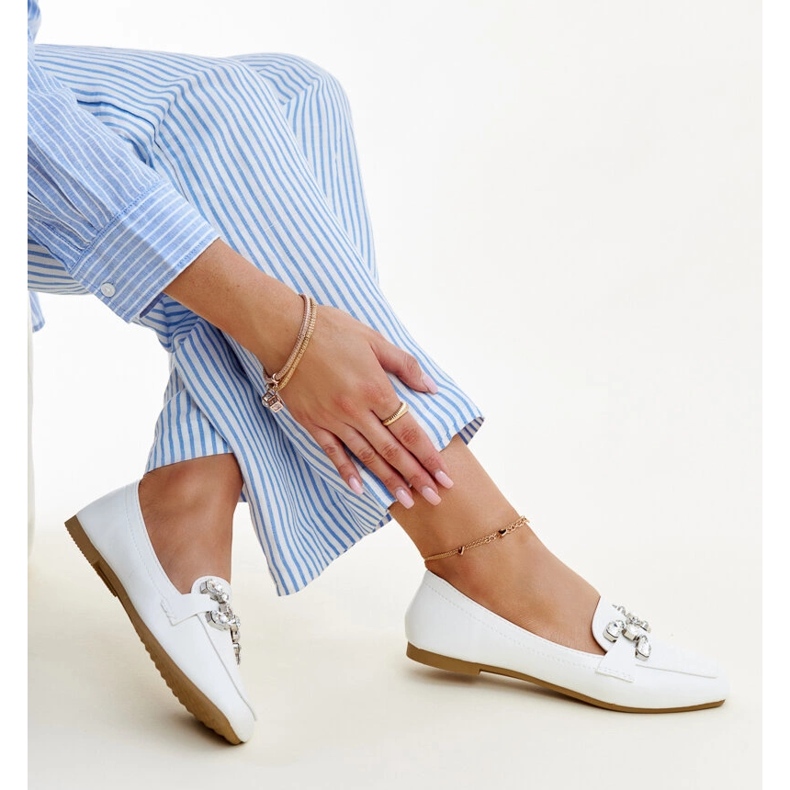 Białe mokasyny z cyrkonową klamerką Mali 1