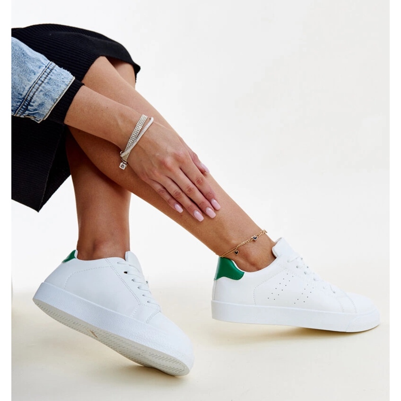 Biało-zielone sneakersy Akila białe 1