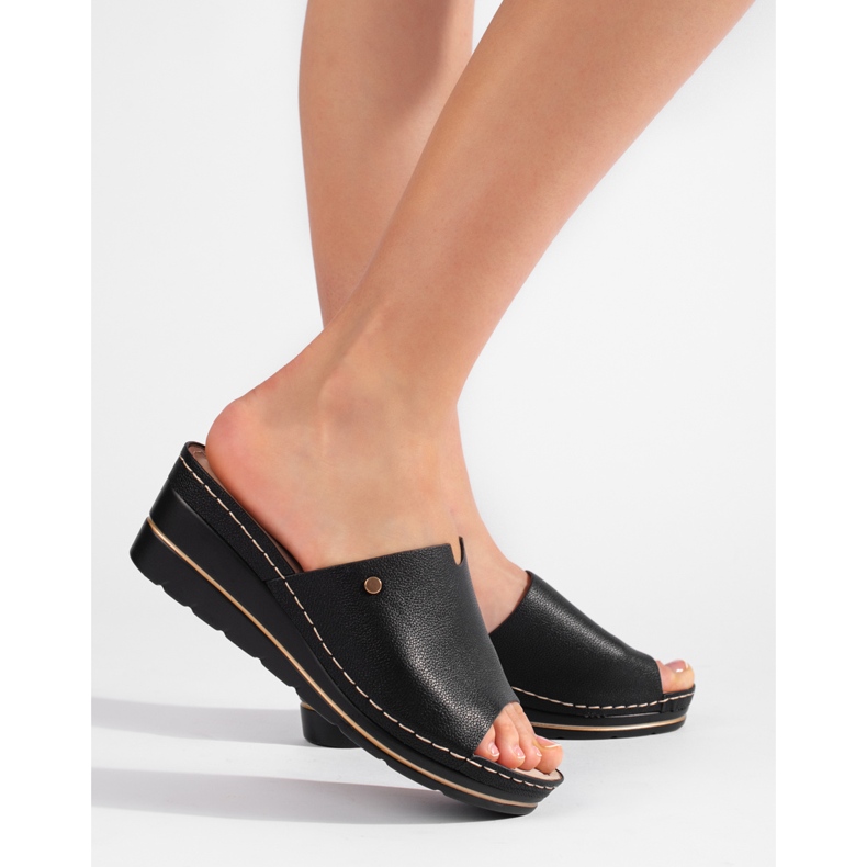 Czarne wygodne damskie klapki na koturnie 1