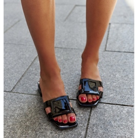 Czarne klapki lakierowane ze skórzaną wkładką Mancinia 1