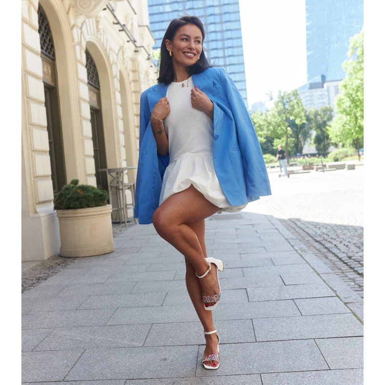 Sandały na słupku z kolorowymi kamyczkami Ghusona białe 1