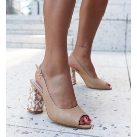 Sandały na słupku z ozdobnym obcasem Hasna beżowy 1