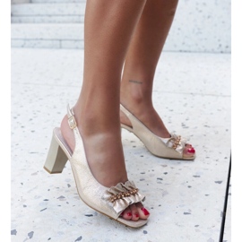 Sandały na słupku z ozdobną falbanką Mukaram beżowy 1