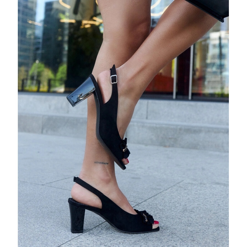 Sandały na słupku z ozdobną falbanką Mukaram czarne 1