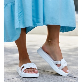 Białe klapki gumowe Ferrei 2