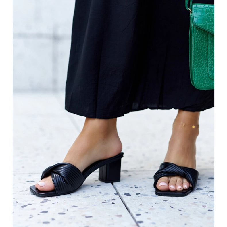 Czarne klapki na słupku Batari 1