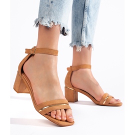 Brązowe zamszowe sandały na niskim słupku 1