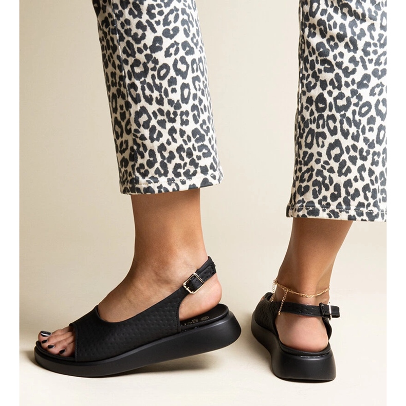 Czarne sandały na grubszej podeszwie Hamonda 1