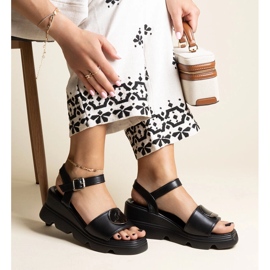 Czarne sandały na koturnie z eko skóry Maddison 1