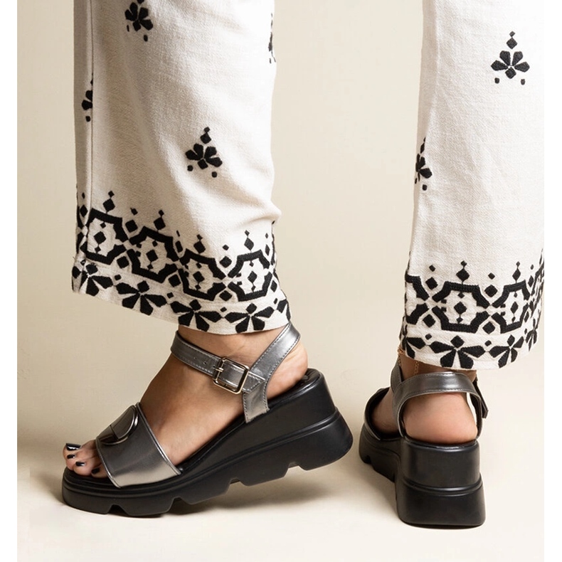 Sandały na koturnie z eko skóry Maddison srebrny 2