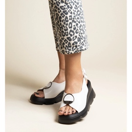 Białe sandały na koturnie z klamerką Bayley 1