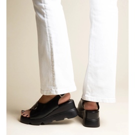 Czarne sandały na koturnie z klamerką Bayley 1