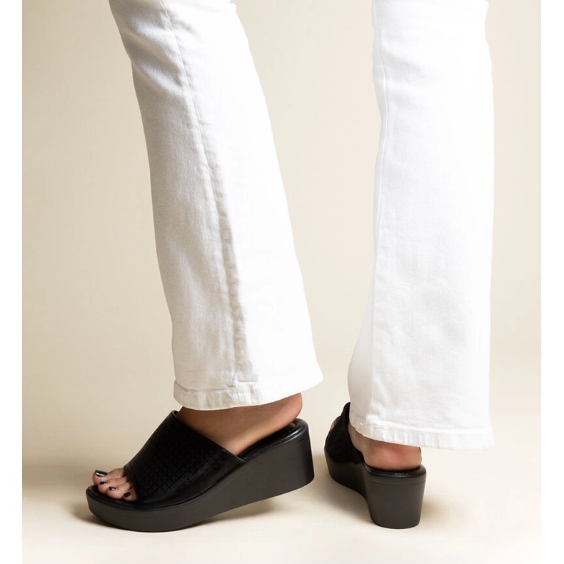 Czarne klapki ażurowe na koturnie eko skóra Garvin 1