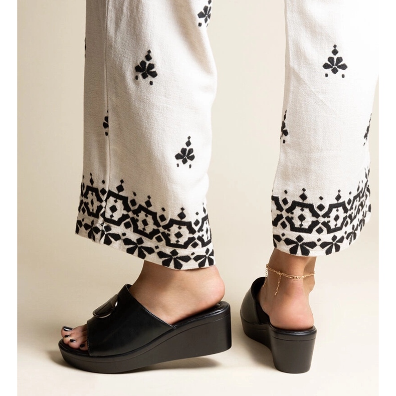 Czarne klapki na koturnie z klamerką Keirenh 2