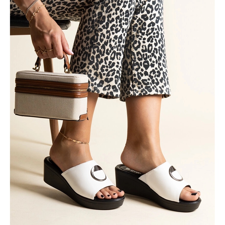 Białe klapki na koturnie z klamerką Keirenh 1