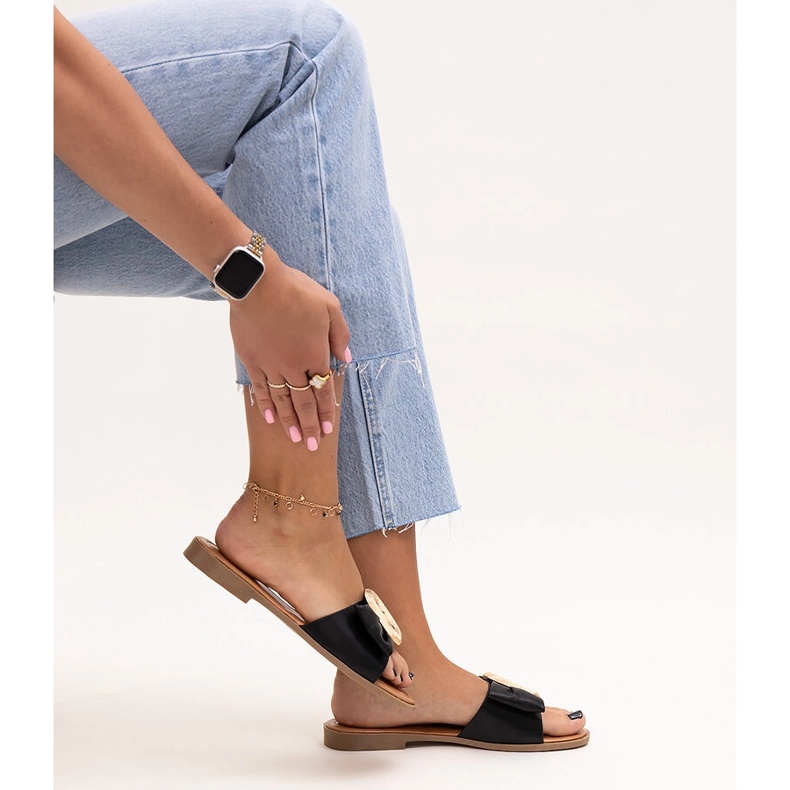 Czarne klapki z klamerką Limera 1