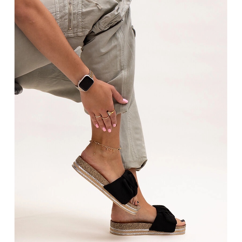 Czarne klapki na masywnej podeszwie Peletra 1