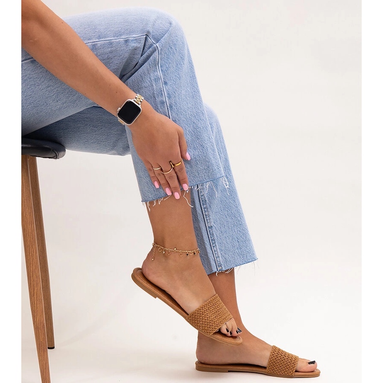 Brązowe haftowane klapki Marika 1