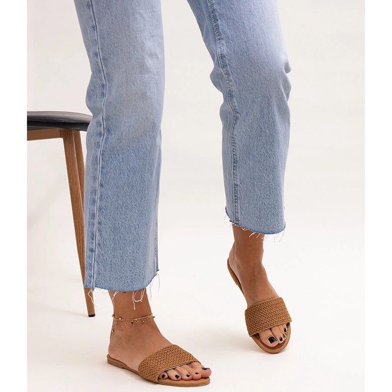 Brązowe haftowane klapki Marika 2