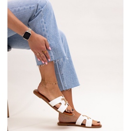 Białe klapki z klamerką Razanna 1