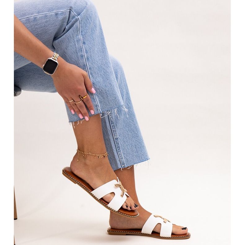 Białe klapki z klamerką Razanna 1