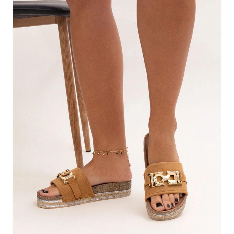 Brązowe klapki z błyszczącą klamerką Niamh 1