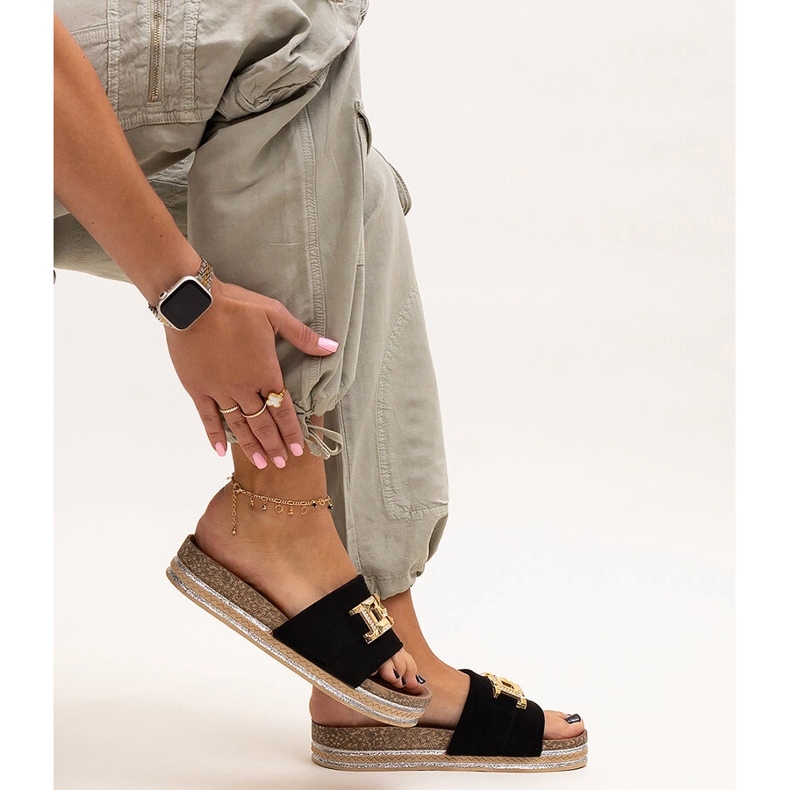 Czarne klapki z błyszczącą klamerką Niamh 1