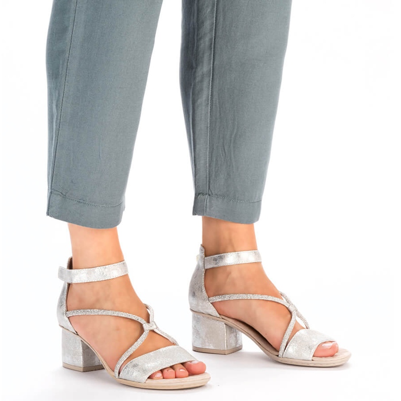 Komfortowe sandały damskie na obcasie na rzep srebrne Rieker 64654-40 srebrny 2