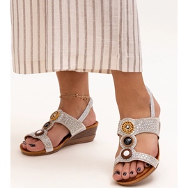 Błyszczące sandały na niskiej koturnie Azeeza srebrny 1