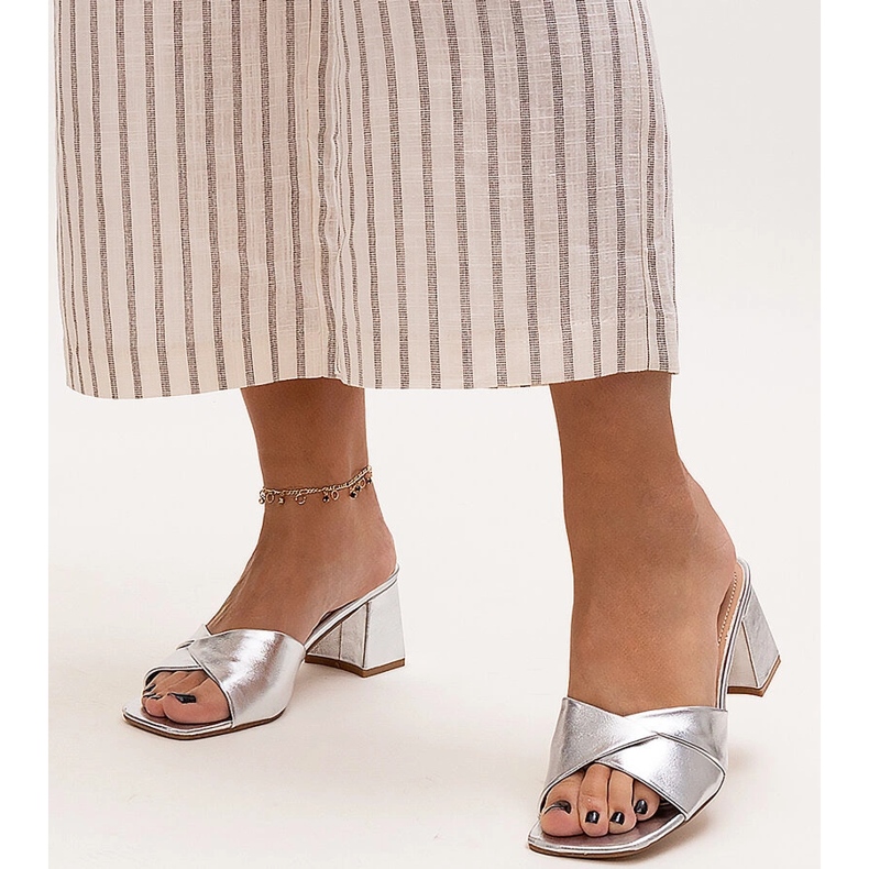 Srebrne klapki na słupku Fanan srebrny 1