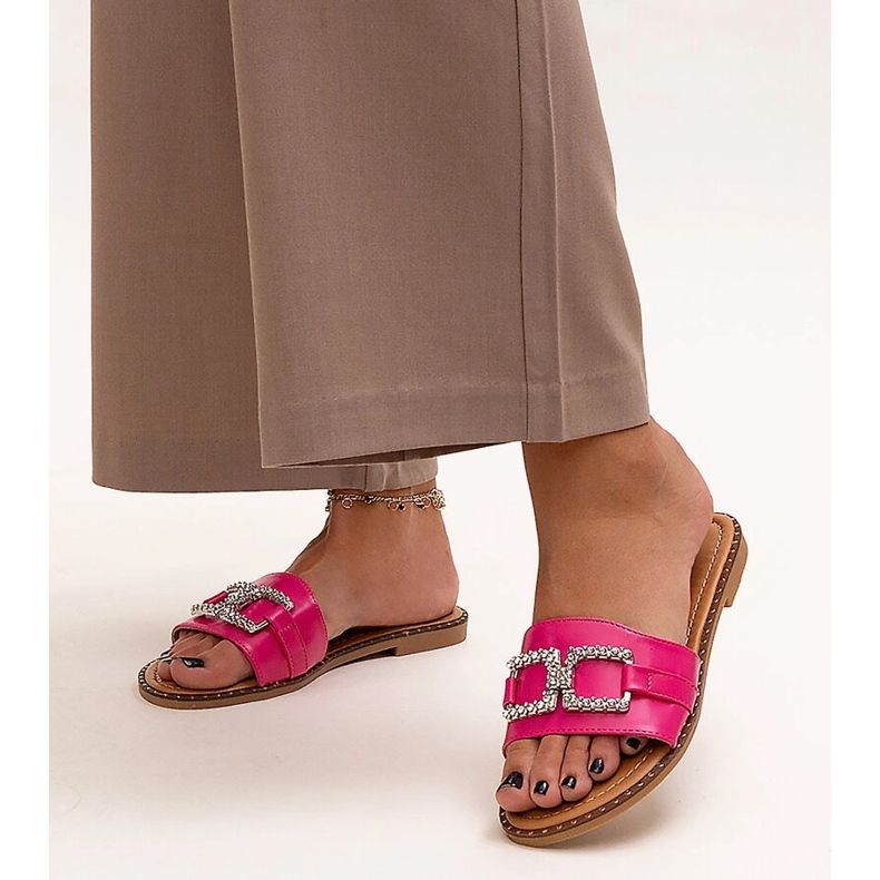 Ciemnoróżowe klapki z ozdobną klamerką Rochaela 1