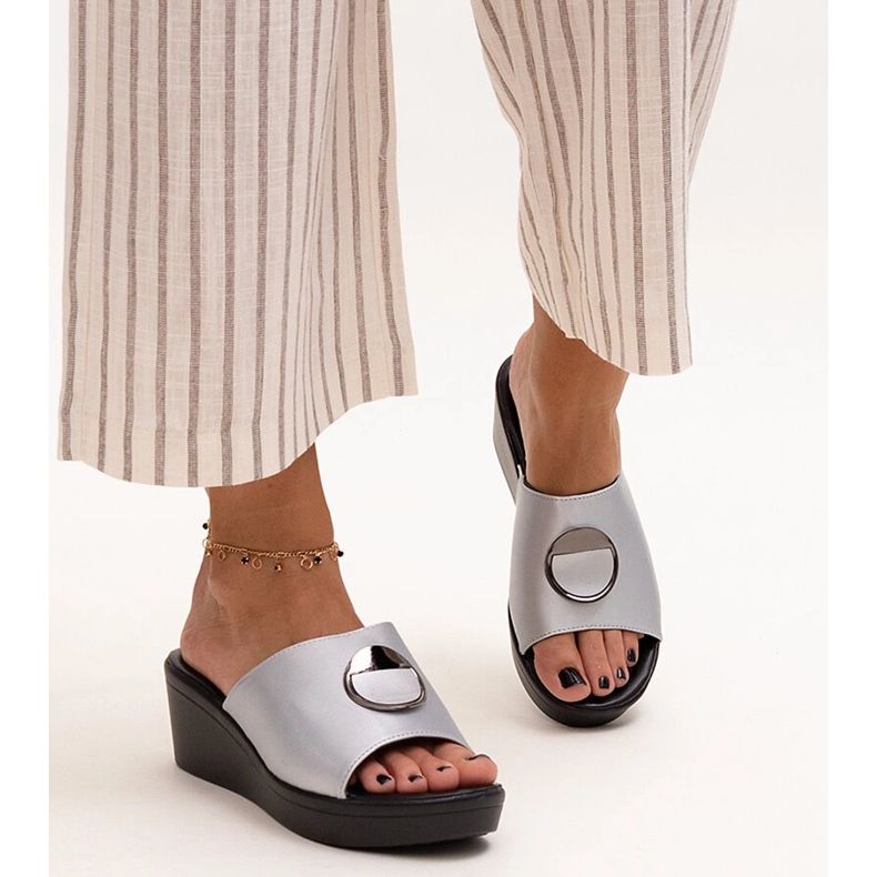 Srebrne klapki na koturnie z klamerką Keirenh srebrny 1