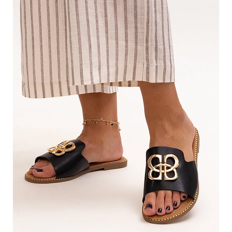 Czarne klapki zdobione klamerką Perkin 1