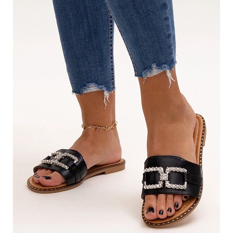 Czarne klapki z ozdobną klamerką Rochaela 1