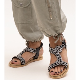 Błyszczące czarne sandałki Shahida 1