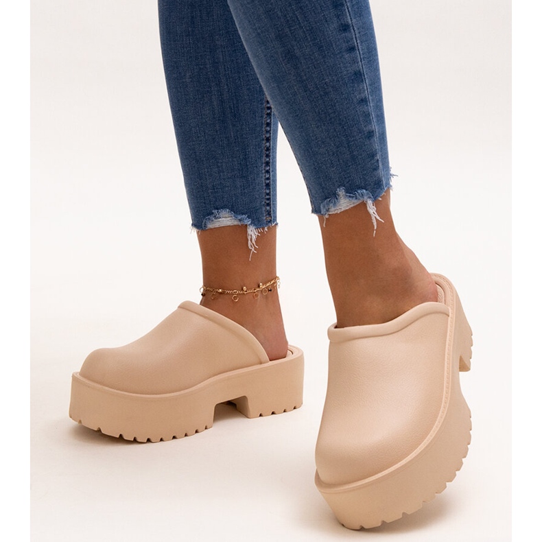 Beżowe klapki na masywnej podeszwie Hussa beżowy 1