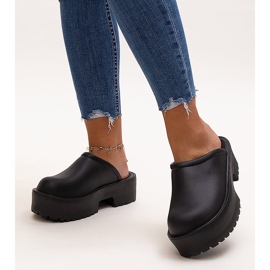 Czarne klapki na masywnej podeszwie Hussa 1