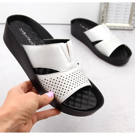 Klapki damskie z gumką połyskujące srebrne Sabatina 2318-4 srebrny 1