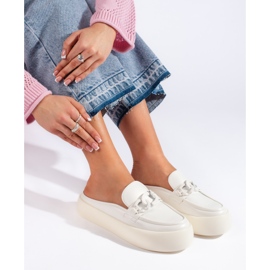 Białe zabudowane damskie klapki na platformie 1